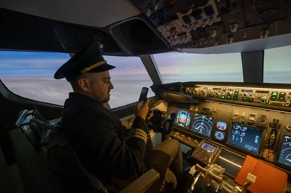 Piloto Usa Smartphone Enquanto Pilota Avião Piloto Automático — Fotografia de Stock