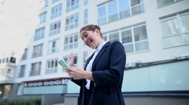 Video 360 derece. Beyaz iş kadını dışarıdaki video bağlantısından konuşuyor.