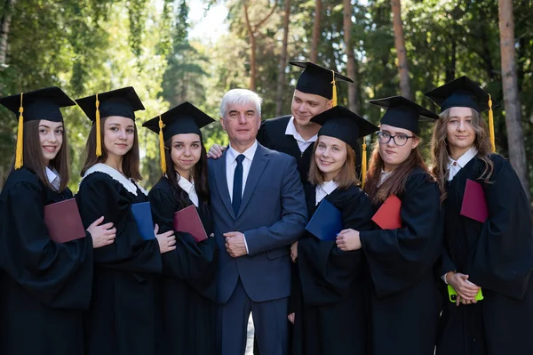 Καθηγητής Πανεπιστημίου Και Επτά Απόφοιτοι Χαίρονται Την Αποφοίτηση — Φωτογραφία Αρχείου