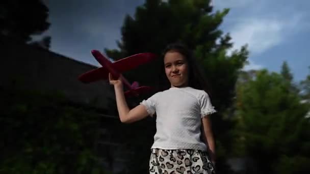 Kislány Egy Repülővel Játszik Szabadban Videó 360 Fok — Stock videók