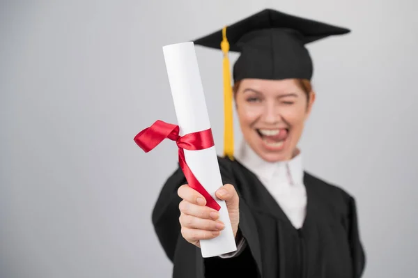 Emotionele Vrouw Afgestudeerde Jurk Met Diploma Voorgrond — Stockfoto