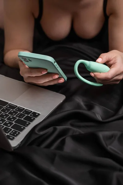 Woman Lies Bed Synchronizes Kegel Machine Smartphone Girl Watching Video — Stock Photo, Image