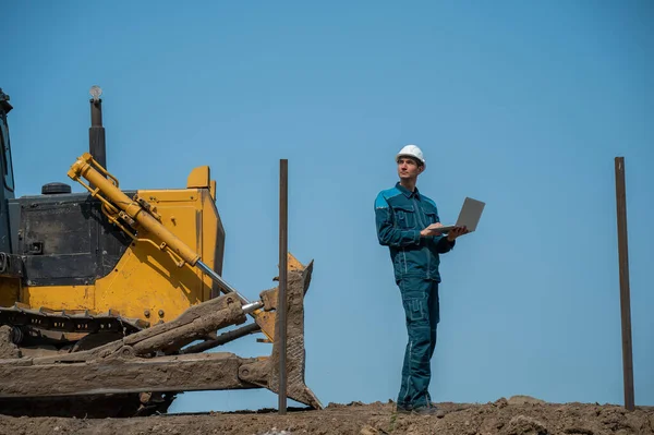 Construtor Masculino Caucasiano Hardhat Segurando Laptop Local Construção — Fotografia de Stock