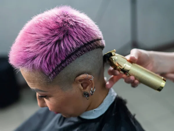 Κομμωτής Ξυρίζει Ναό Μιας Πελάτισσας Ασιάτισσα Κοντά Ροζ Μαλλιά Στο — Φωτογραφία Αρχείου