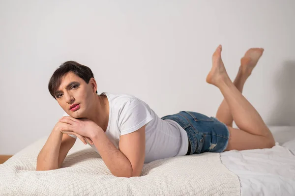 Kaukasischer Transgender Mann Liegt Bett Gay Posiert Schlafzimmer — Stockfoto
