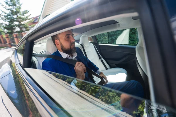 Homem Caucasiano Fato Azul Prende Cinto Segurança Banco Trás Carro — Fotografia de Stock