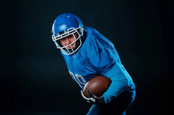 Портрет Человека Синей Форме Американского Футбола Черном Фоне — стоковое фото