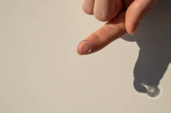 Kadın Işaret Parmağındaki Kontakt Lensin Yakın Plan Görüntüsü — Stok fotoğraf