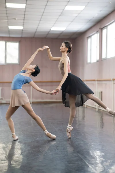 Két Ázsiai Balerina Táncol Osztályban — Stock Fotó