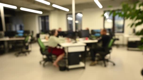 ブリリービデオ 4人の同僚が仕事を終えて机から立ち上がる — ストック動画