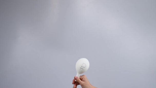 Vrouw Met Een Opblaasbare Witte Ballon Met Het Symbool Van — Stockvideo