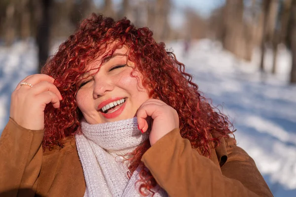 Portrait Smiling Chubby Red Haired Woman Walk Winter — Fotografia de Stock