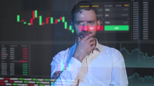 白胡子男子在虚拟屏幕上分析股票图表 Hud菜单 — 图库视频影像