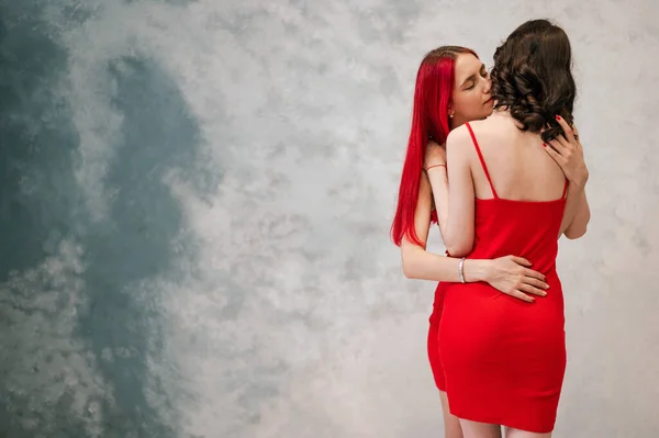 Ένα Κοντινό Πορτραίτο Δύο Τρυφερών Γυναικών Ντυμένων Πανομοιότυπα Κόκκινα Φορέματα — Φωτογραφία Αρχείου