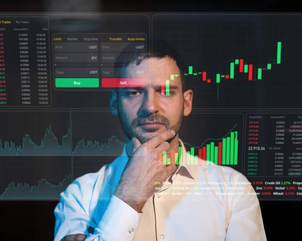 Uomo Caucasico Guarda Buio Uno Schermo Virtuale Schemi Azionari — Foto Stock