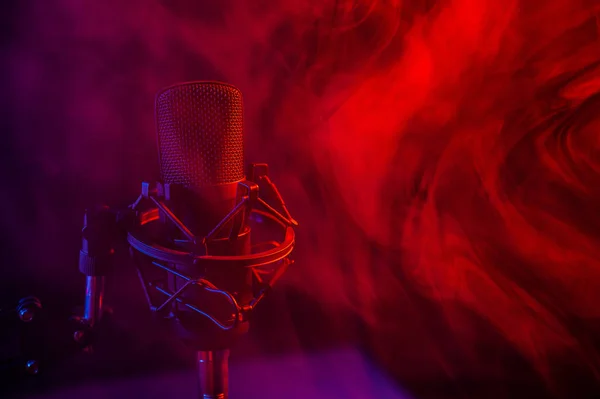 Professionele Microfoon Rood Blauwe Rook Een Zwarte Achtergrond — Stockfoto