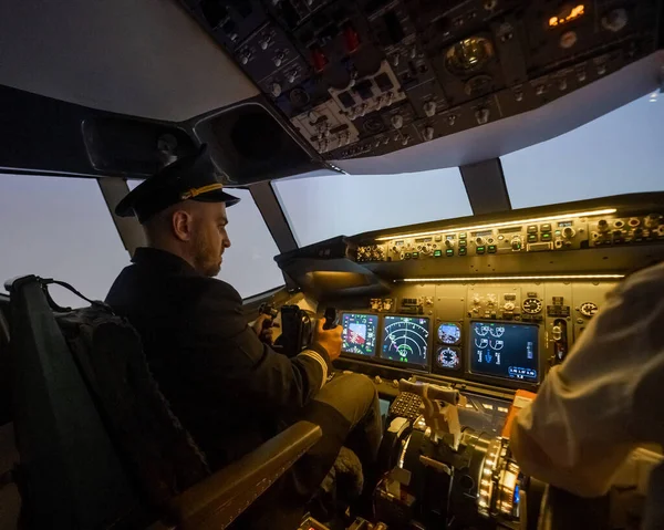 Man Studying Pilot Aircraft Simulator — Stok fotoğraf
