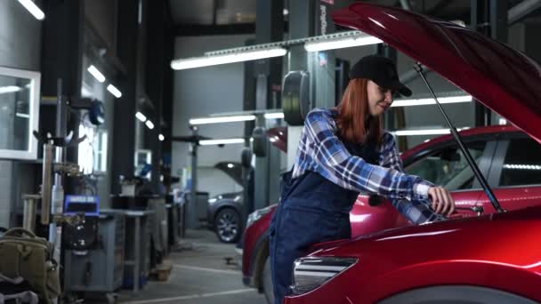 Kobieta Mechanik Samochodowy Odkręcając Nakrętkę Aby Wymienić Świecę Zapłonową Samochodu — Wideo stockowe