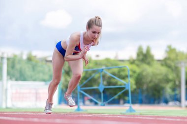 Stadyumdaki bayan koşucu yarışa hazır.