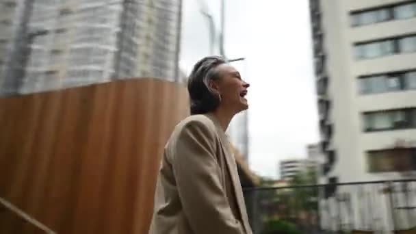 Retrato Uma Mulher Negócios Caucasiana Idosa Livre Vídeo 360 Graus — Vídeo de Stock