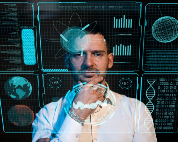 Beyaz adam, karanlıkta sanal ekrana bakıyor.