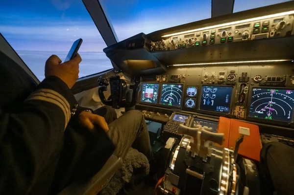Пилот Использует Смартфон Время Полёта Самолёта Автопилот — стоковое фото