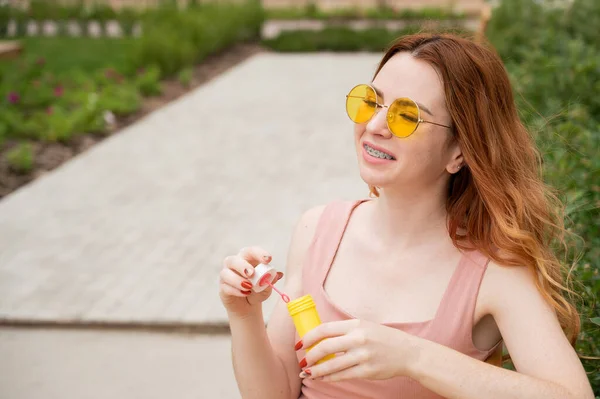 Mladá Zrzavá Žena Fouká Mýdlové Bubliny Ven Dívka Žlutých Brýlích — Stock fotografie