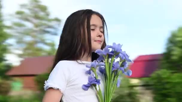 Potret Seorang Gadis Kecil Dengan Bunga Video 360 Derajat — Stok Video