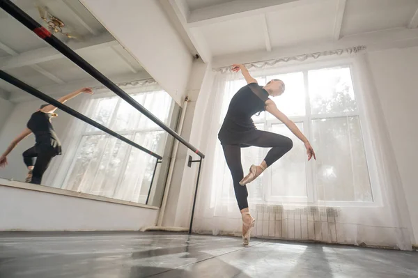 Una Bella Asiatica Sta Ballando Alla Sbarra Ballerina Danza Classica — Foto Stock