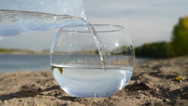 在海滩上 水和鱼一起倒入一个圆形的水族馆 — 图库视频影像