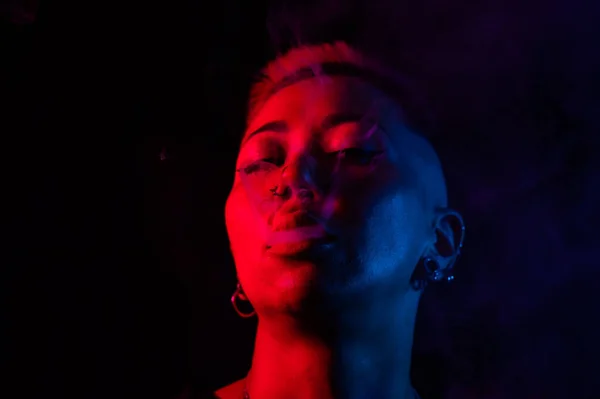 Närbild Porträtt Asiatisk Kvinna Med Kort Hår Rökning Neon Ljus — Stockfoto