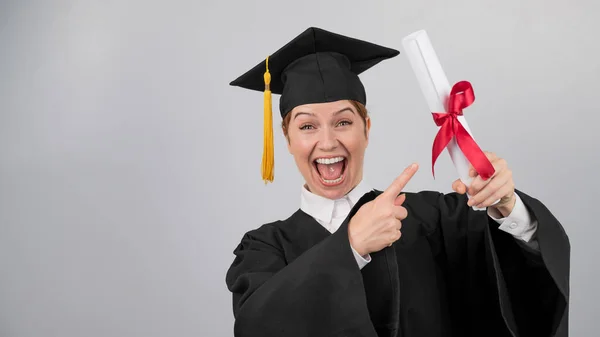 Šťastná Žena Absolventských Šatech Ukazující Prstem Obdržený Diplom — Stock fotografie