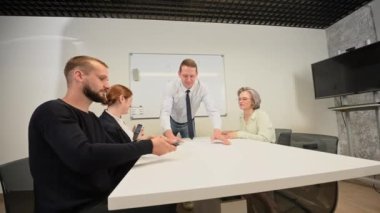 Dört meslektaşım planları toplayıp ofisin konferans salonunu terk ediyor. Mühendis ve mimarların beyin fırtınası sona erdi.