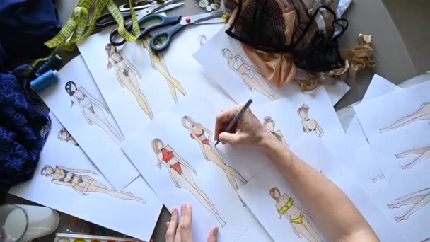 Mujer Sin Rostro Dibuja Bocetos Trajes Baño Con Lápiz Vista — Vídeo de stock