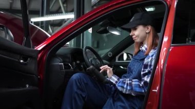 Kafkas kadın oto tamircisi hataları teşhis etmek için özel bir bilgisayar kullanıyor.