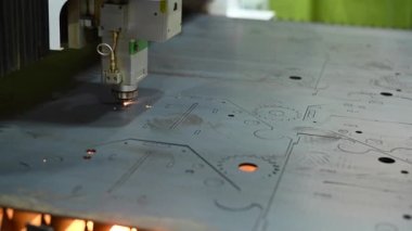 CNC makinesi. Metal lazer kesimi.
