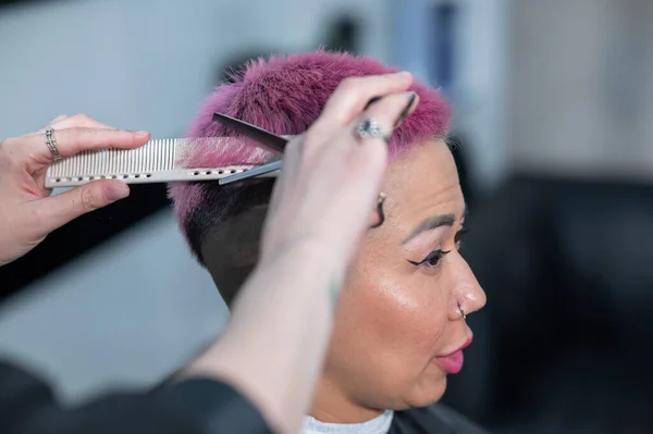 Friseur Schneidet Asiatin Mit Kurzen Rosafarbenen Haaren Friseurladen — Stockfoto