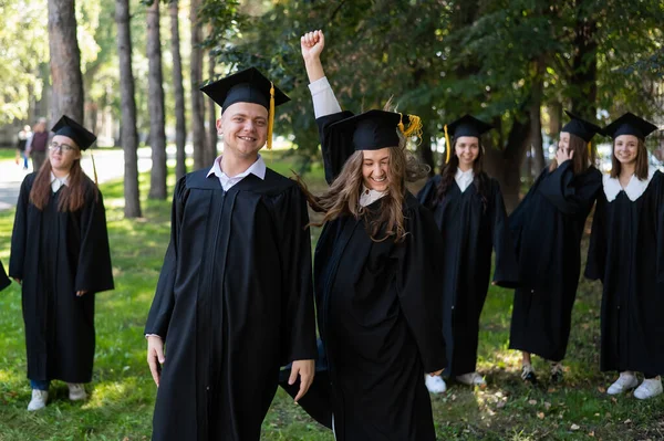 Группа Счастливых Молодых Людей Выпускных Платьях Открытом Воздухе Студенты Гуляют — стоковое фото