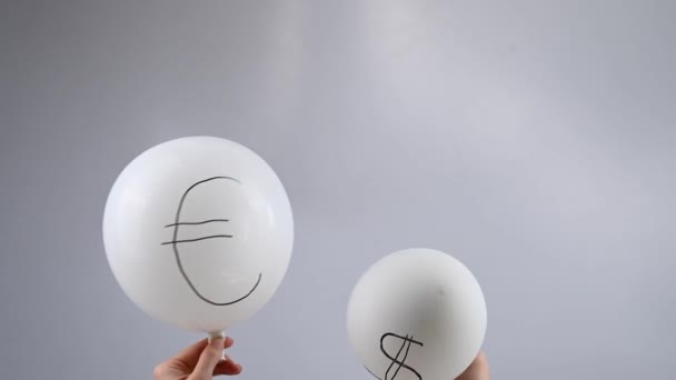Kobieta Trzyma Dwa Białe Dmuchane Balony Symbolami Dolara Euro Wzrost — Wideo stockowe