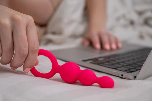 침대에 분홍색 구슬을 노트북 — 스톡 사진