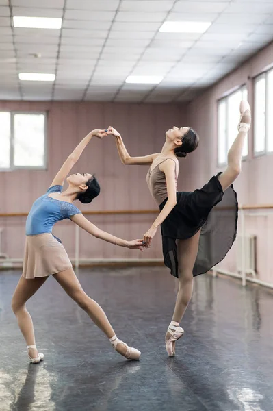 Zwei Asiatische Ballerinen Tanzen Der Klasse — Stockfoto