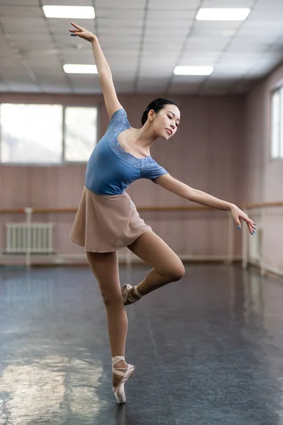 Танцевальном Классе Репетирует Изящная Азиатская Балерина Синем Купальнике Бежевой Юбке — стоковое фото