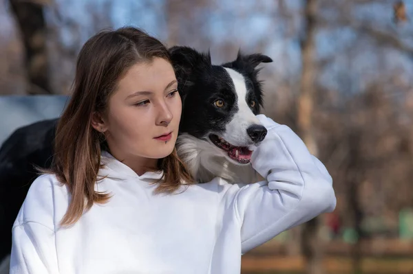 Белая Женщина Обнимает Свою Собаку Пограничную Колли Сидя Скамейке Осеннем — стоковое фото