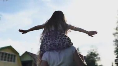 Kızını dışarıda omuzlarında tutan mutlu bir kadın. Video 360 derece