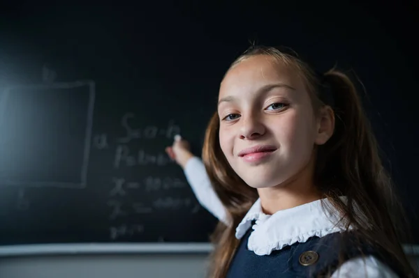 Portret Van Een Blank Meisje Klas Het Schoolmeisje Schrijft Formule — Stockfoto