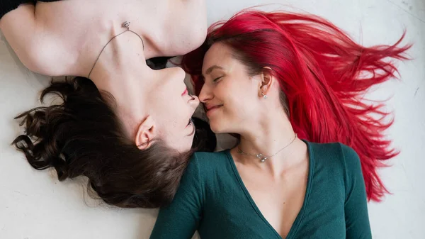 Visão Superior Mulheres Caucasianas Deitado Beijando — Fotografia de Stock