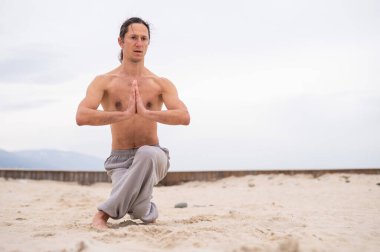 Beyaz adam dışarıda dövüş sanatları yapıyor. denge ve meditasyon