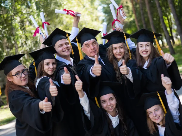 Egy Csapat Köpenyes Diplomás Ujjal Mászkál Szabadban Időskorú Diák — Stock Fotó