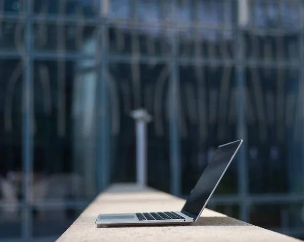 Open Laptop Outdoors Downtown Nobody — Stock Photo, Image