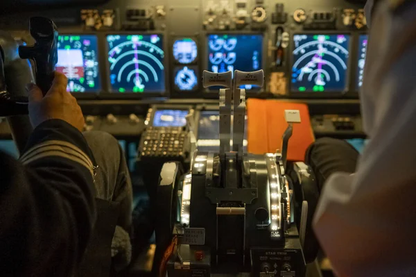Close Das Mãos Dos Pilotos Sobre Controles Aeronave — Fotografia de Stock